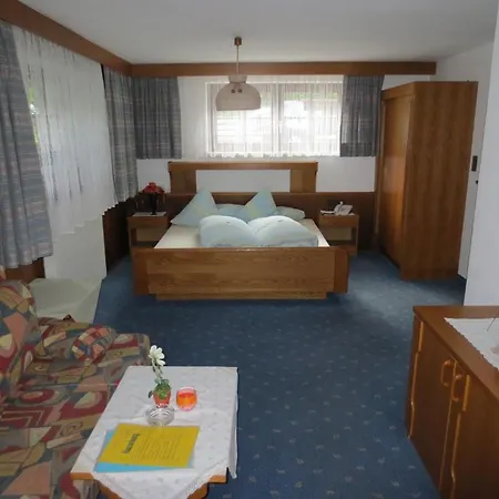 Alpenhaeusl Konukevi *